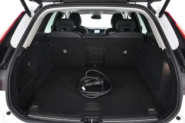 Valkoinen Maastoauto, Volvo XC60 – VAR-17517