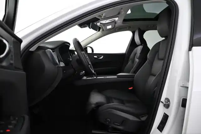 Valkoinen Maastoauto, Volvo XC60 – VAR-17517