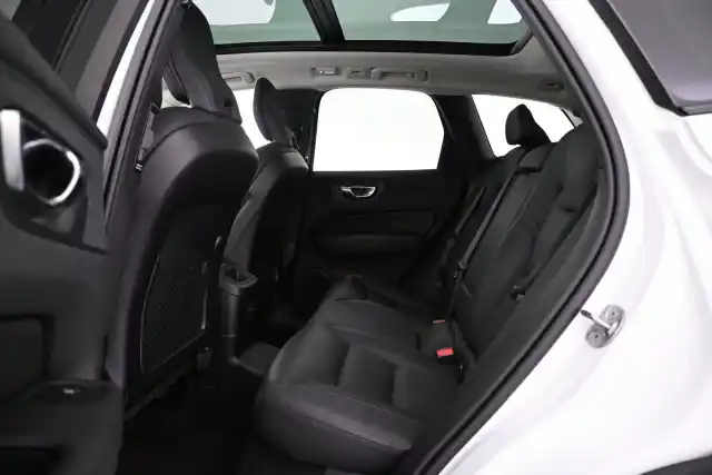 Valkoinen Maastoauto, Volvo XC60 – VAR-17517