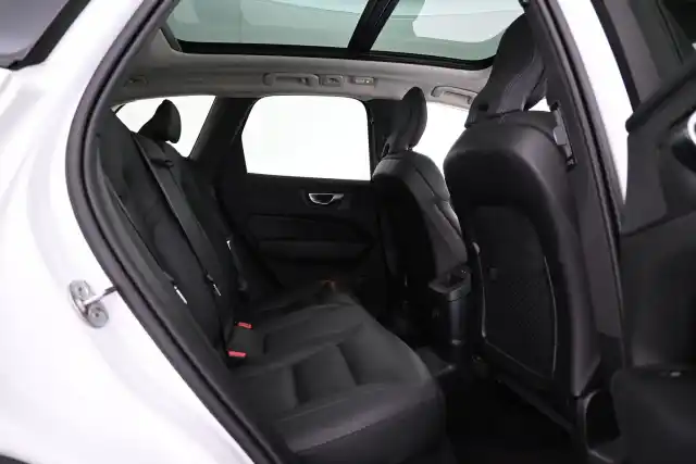 Valkoinen Maastoauto, Volvo XC60 – VAR-17517