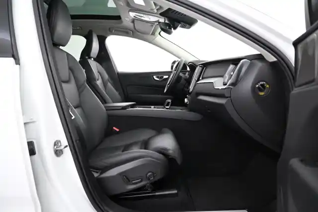 Valkoinen Maastoauto, Volvo XC60 – VAR-17517