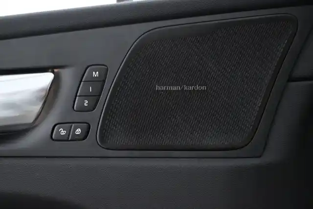 Valkoinen Maastoauto, Volvo XC60 – VAR-17517