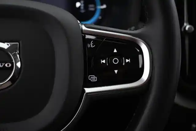 Valkoinen Maastoauto, Volvo XC60 – VAR-17517