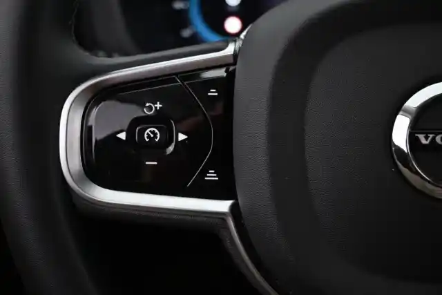 Valkoinen Maastoauto, Volvo XC60 – VAR-17517