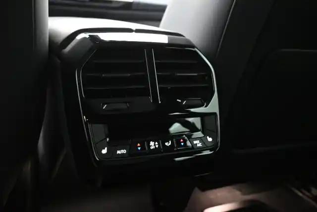 Punainen Maastoauto, BMW iX – VAR-17544