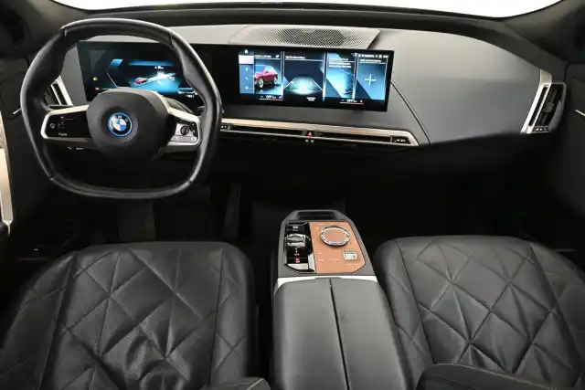 Punainen Maastoauto, BMW iX – VAR-17544
