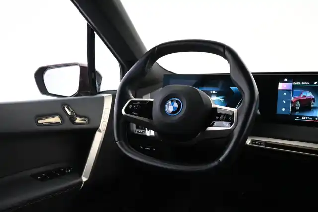 Punainen Maastoauto, BMW iX – VAR-17544