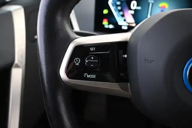 Punainen Maastoauto, BMW iX – VAR-17544