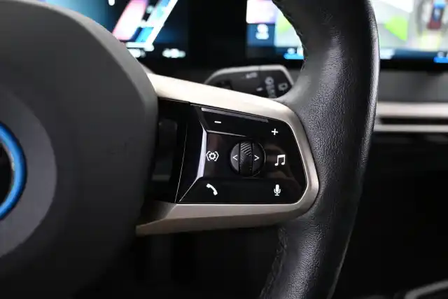 Punainen Maastoauto, BMW iX – VAR-17544