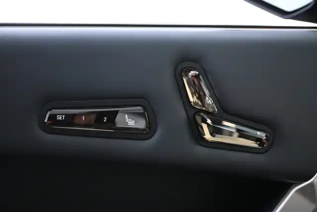 Punainen Maastoauto, BMW iX – VAR-17544