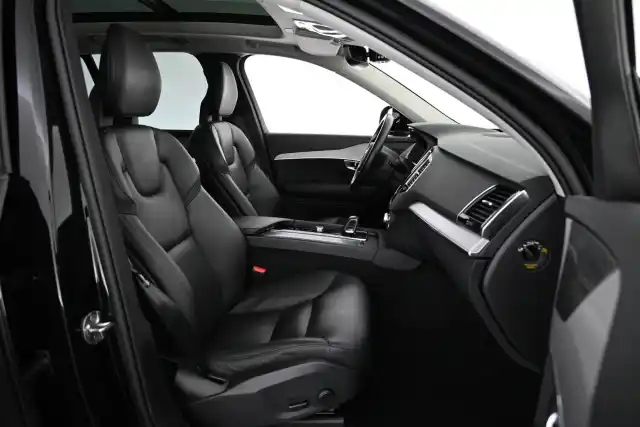 Musta Maastoauto, Volvo XC90 – VAR-17667