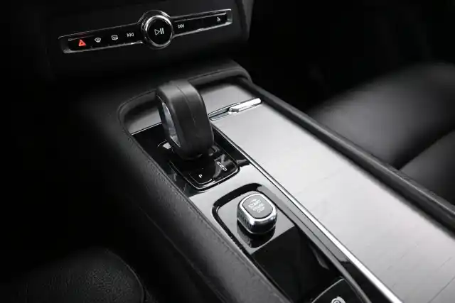 Musta Maastoauto, Volvo XC90 – VAR-17667