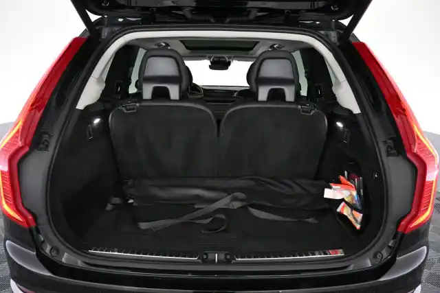 Musta Maastoauto, Volvo XC90 – VAR-17667