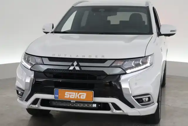 Valkoinen Maastoauto, Mitsubishi Outlander PHEV – VAR-17821