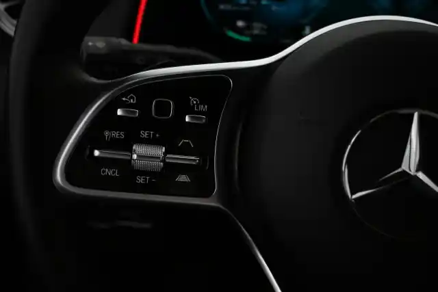 Musta Maastoauto, Mercedes-Benz EQB – VAR-17856