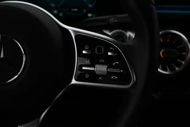 Musta Maastoauto, Mercedes-Benz EQB – VAR-17856