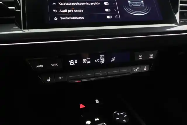 Valkoinen Maastoauto, Audi Q4 e-tron – VAR-17887