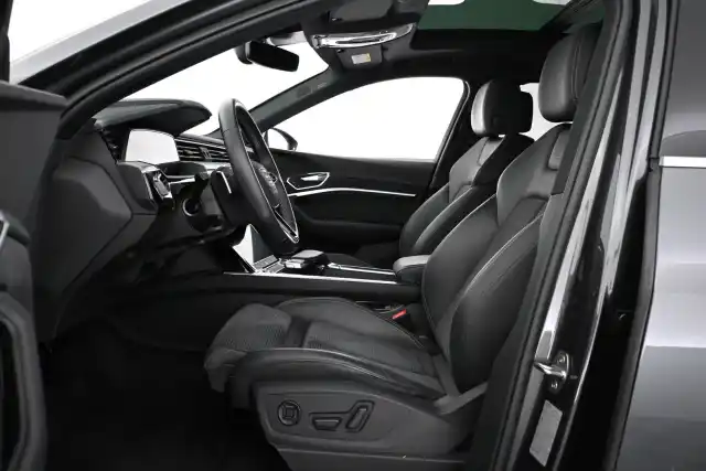 Harmaa Maastoauto, Audi e-tron – VAR-18089