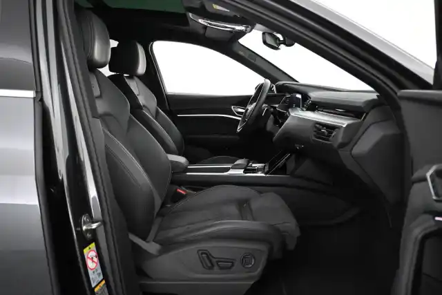 Harmaa Maastoauto, Audi e-tron – VAR-18089