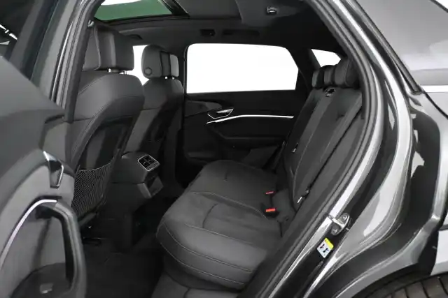 Harmaa Maastoauto, Audi e-tron – VAR-18089