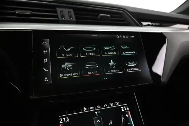 Harmaa Maastoauto, Audi e-tron – VAR-18089