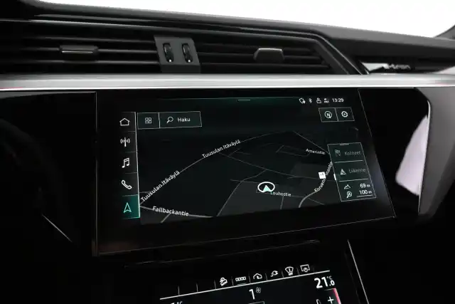 Harmaa Maastoauto, Audi e-tron – VAR-18089