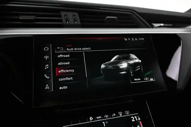 Harmaa Maastoauto, Audi e-tron – VAR-18089