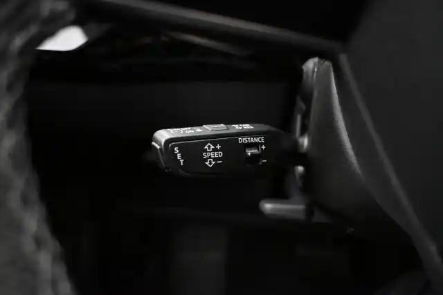 Harmaa Maastoauto, Audi e-tron – VAR-18089