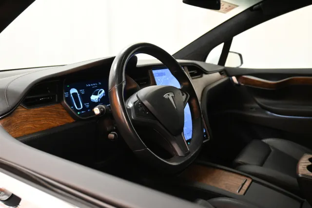 Valkoinen Maastoauto, Tesla Model X – VAR-18136
