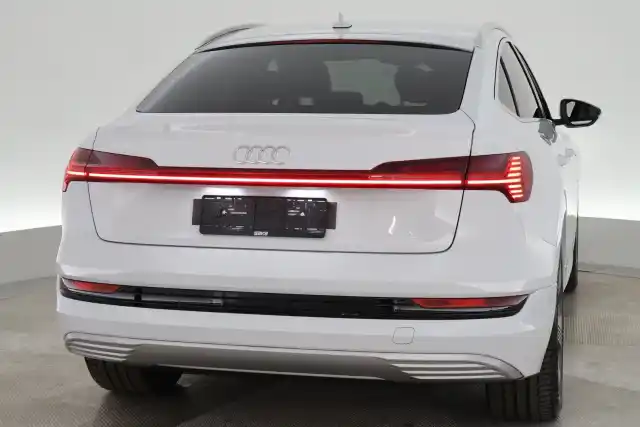 Valkoinen Coupe, Audi e-tron – VAR-18166