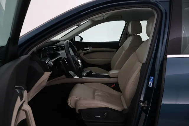 Sininen Maastoauto, Audi e-tron – VAR-18337