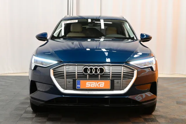 Sininen Maastoauto, Audi e-tron – VAR-18337