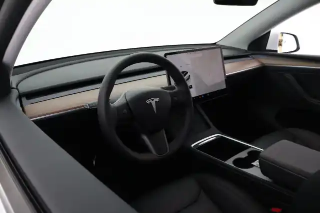 Valkoinen Maastoauto, Tesla Model Y – VAR-18480