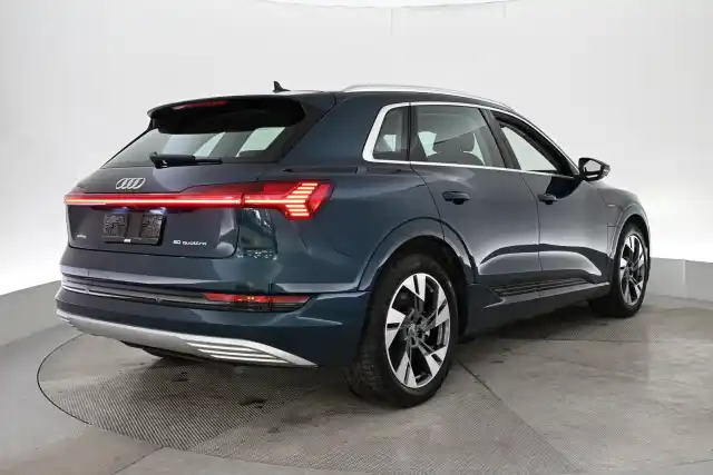 Musta Maastoauto, Audi e-tron – VAR-18520