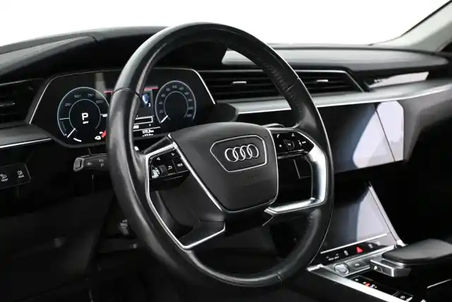 Musta Maastoauto, Audi e-tron – VAR-18520