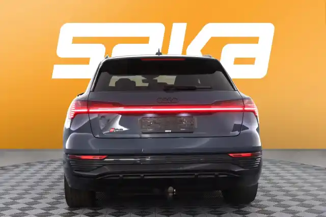 Sininen Maastoauto, Audi Q8 e-tron – VAR-18531