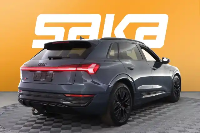Sininen Maastoauto, Audi Q8 e-tron – VAR-18531