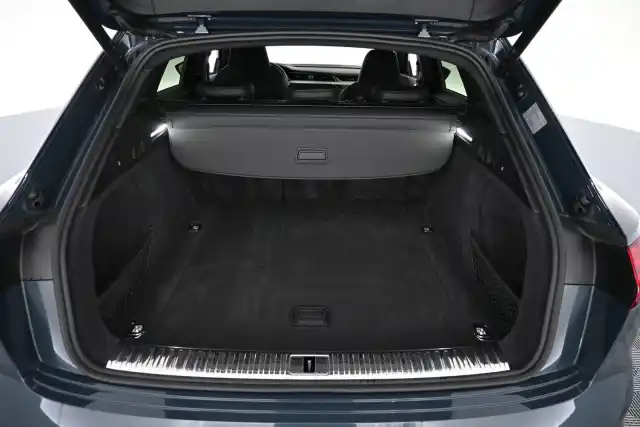 Sininen Maastoauto, Audi Q8 e-tron – VAR-18531