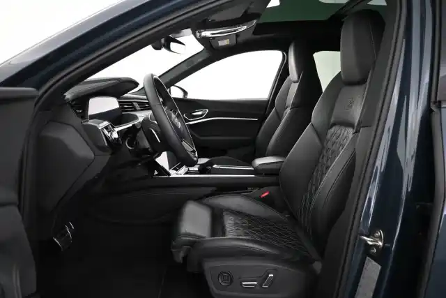 Sininen Maastoauto, Audi Q8 e-tron – VAR-18531