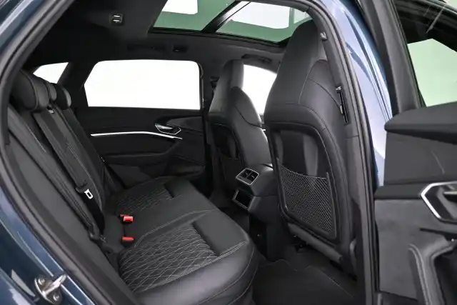 Sininen Maastoauto, Audi Q8 e-tron – VAR-18531