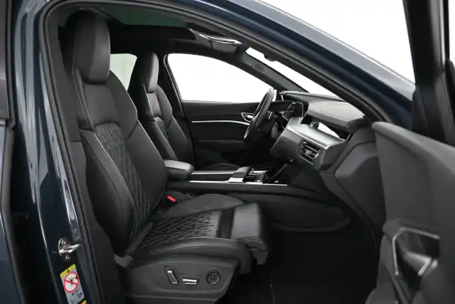 Sininen Maastoauto, Audi Q8 e-tron – VAR-18531