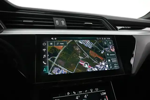 Sininen Maastoauto, Audi Q8 e-tron – VAR-18531