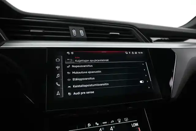 Sininen Maastoauto, Audi Q8 e-tron – VAR-18531