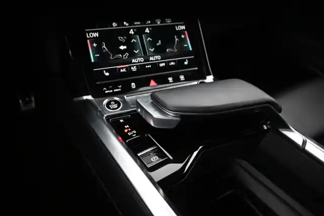 Sininen Maastoauto, Audi Q8 e-tron – VAR-18531
