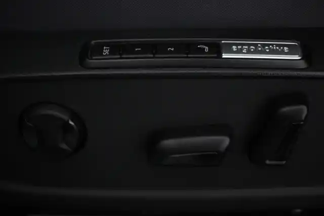 Valkoinen Maastoauto, Volkswagen ID.4 – VAR-19493