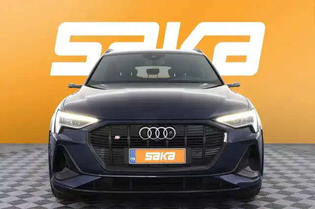 Sininen Maastoauto, Audi e-tron – VAR-19651