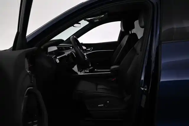 Sininen Maastoauto, Audi e-tron – VAR-19651