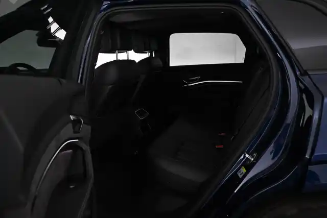 Sininen Maastoauto, Audi e-tron – VAR-19651