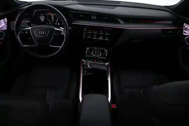 Sininen Maastoauto, Audi e-tron – VAR-19651