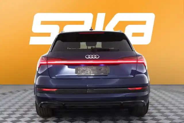 Sininen Maastoauto, Audi e-tron – VAR-19651